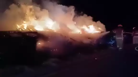 Un tráiler ardió en llamas tras salirse de la autopista cerca de Seybaplaya.