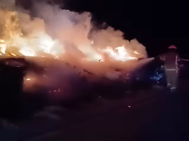 Un tráiler ardió en llamas tras salirse de la autopista cerca de Seybaplaya.