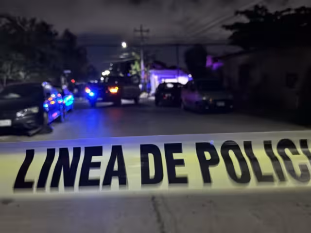 Se halló una bolsa con latas de cerveza, por lo que se cree que salió a comprar las bebidas y de regreso sufrió el accidente