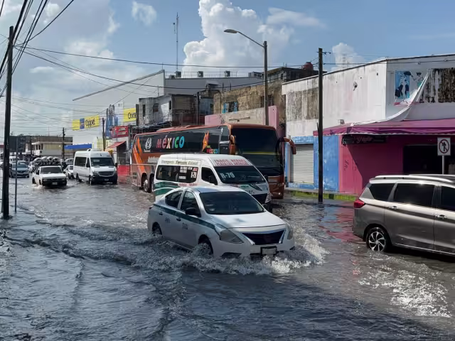 Intensas lluvias causan inundaciones en diversas avenidas de Cancún