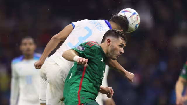 Santiago Giménez en acción con el Tricolor