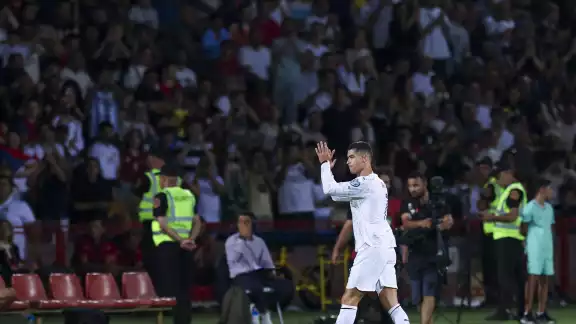 Cristiano tras su gol durante el homenaje Cristiano tras su gol durante el homenaje