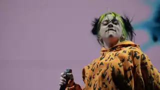 Fan agrede a Billie Eilish en concierto: La jalonea violentamente en Miami