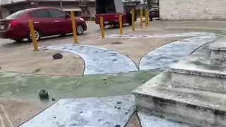 Vehículo particular choca con estructura de reloj en el centro de Chetumal