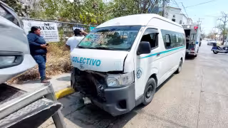 Accidente entre combi y  vehículo en colonia Centro de Playa del Carmen, dejó una pasajera lesionada