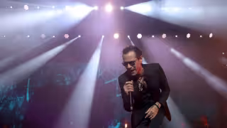 Marc Anthony interrumpe concierto tras recibir un botellazo 