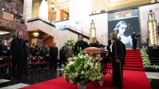 Revelan urna que resguarda restos de Silvia Pinal