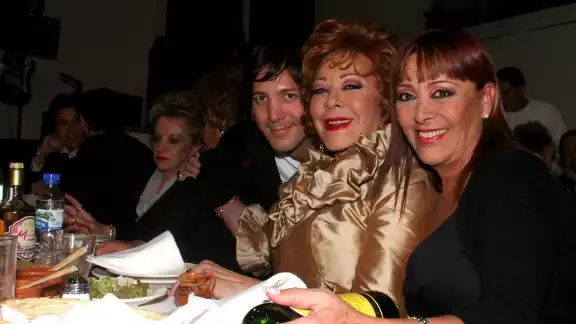 Silvia Pinal junto a dos de sus hijos Silvia Pinal junto a dos de sus hijos