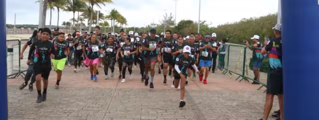 Atletas participantes en la carrera Super Papá de Cancún
