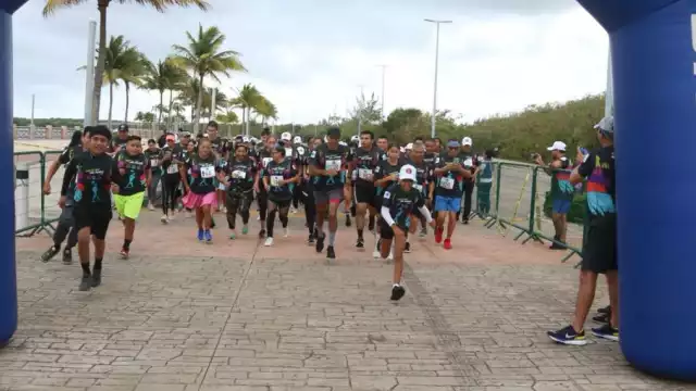 Atletas participantes en la carrera Super Papá de Cancún