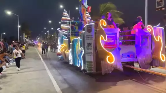 El tradicional desfile es un espacio para que las y los pequeños reluzcan sus habilidades y se entretengan