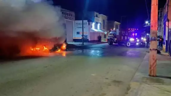 Auto en Cancún es consumido por el fuego en la Región 92. Auto en Cancún es consumido por el fuego en la Región 92.