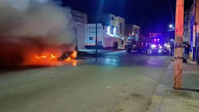 Auto en Cancún es consumido por el fuego en la Región 92.