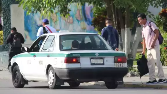Líder de taxistas de Quintana Roo admite cobros ilegales de tarifas a usuarios Líder de taxistas de Quintana Roo admite cobros ilegales de tarifas a usuarios