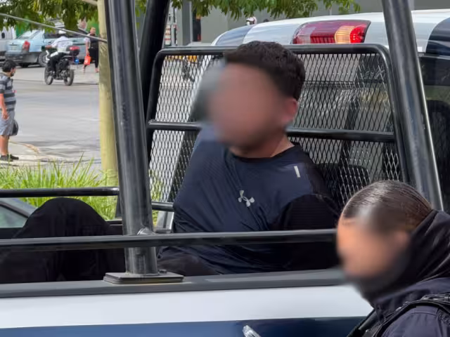 El hombre agredió a  los oficiales con intención de darse a la fuga, pero fue detenido y subido a una unidad