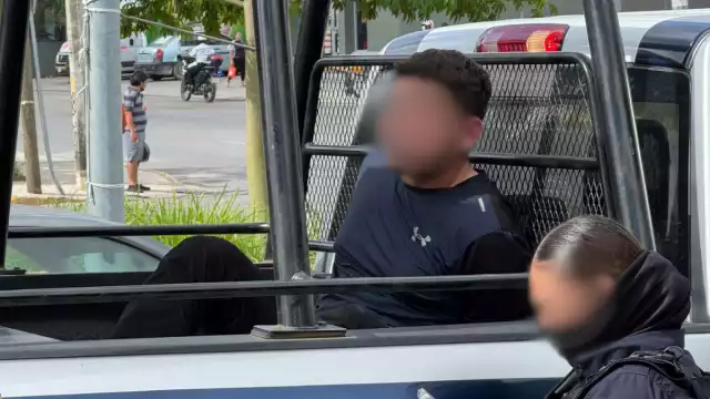 El hombre agredió a  los oficiales con intención de darse a la fuga, pero fue detenido y subido a una unidad