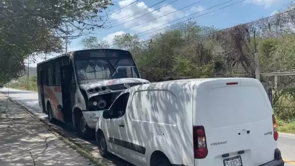 Camión urbano varado en carretera antigua a Mérida Camión urbano varado en carretera antigua a Mérida