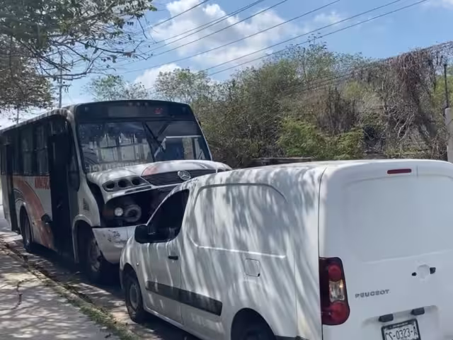 Camión urbano varado en carretera antigua a Mérida