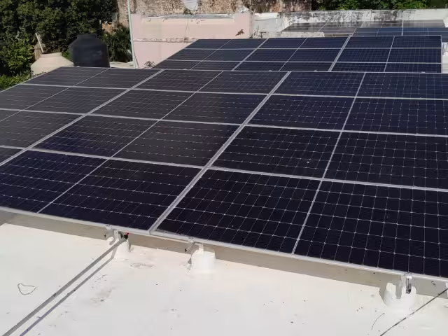 Los paneles solares fueron instalados pero no funcionan, y se detectaron irregularidades en el proyecto