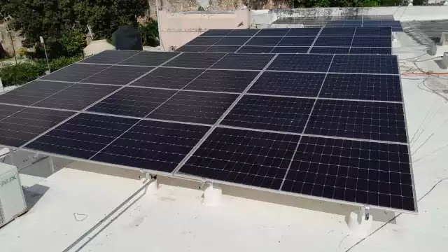 Los paneles solares fueron instalados pero no funcionan, y se detectaron irregularidades en el proyecto