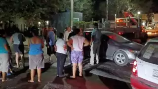 Vecinos de Escárcega se enfrentan a trabajadores de la CFE 