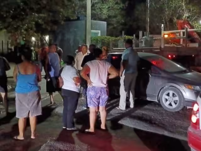 Se desata conflicto entre vecinos y personal de la CFE