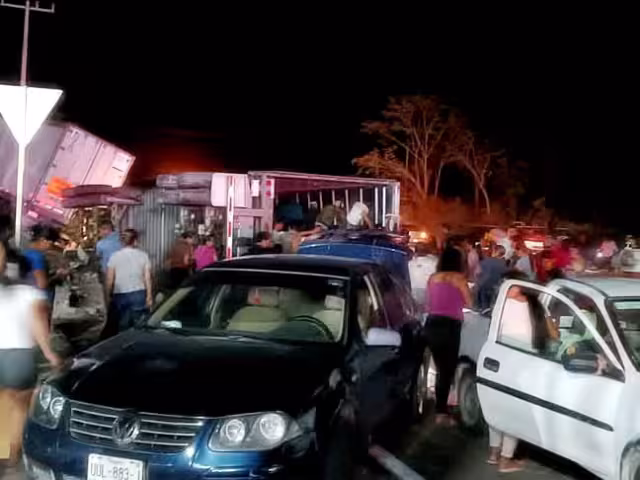 Un tractocamión doble caja volcado en la carretera Escárcega-Chetumal fue saqueado por pobladores de Calakmul