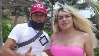 Wendy Guevara atiende a seguidores en su visita las playas de Progreso, Yucatán