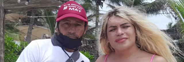 Wendy Guevara junto a un fanático en Progreso