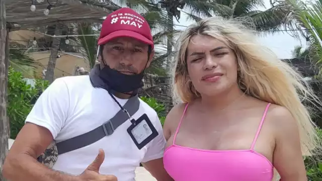 Wendy Guevara junto a un fanático en Progreso