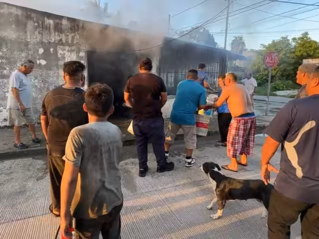 La Región 228 de Cancún vio el incendio de un predio.