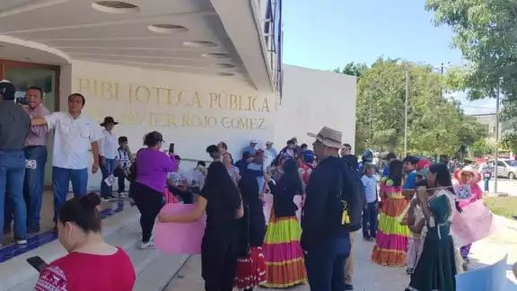 Manifestantes marcharon por las calles para mostrar su insatisfacción con el instituto.