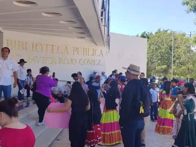Manifestantes marcharon por las calles para mostrar su insatisfacción con el instituto.