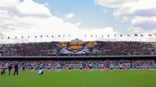 Creatividad en las gradas, decepción en la cancha: La Rebel sorprende con  mosaico en  CU