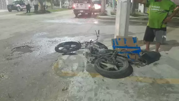 Un menor en una motocicleta Italika negra, sin placa, salvó su vida tras derrapar y casi chocar contra un poste de concreto. Un menor en una motocicleta Italika negra, sin placa, salvó su vida tras derrapar y casi chocar contra un poste de concreto.