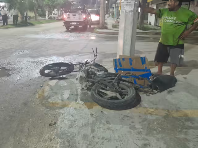 Un menor en una motocicleta Italika negra, sin placa, salvó su vida tras derrapar y casi chocar contra un poste de concreto.