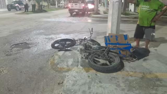 Un menor en una motocicleta Italika negra, sin placa, salvó su vida tras derrapar y casi chocar contra un poste de concreto.