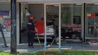 Adulta mayor confunde pedales y estrella su auto contra un local en Mérida 