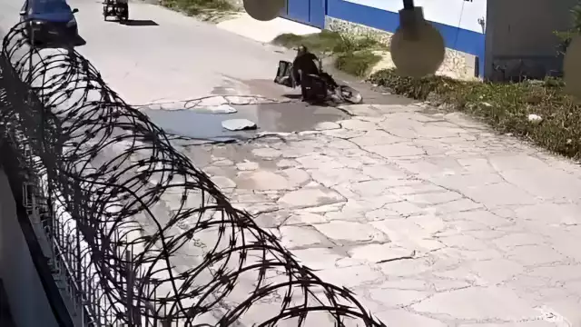 Un motociclista derrapó en una calle en mal estado y cayó sobre el pavimento