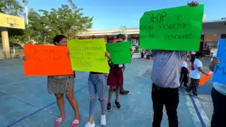 Padres de familia de primaria en Chetumal protestan ante  construcción de un domo 