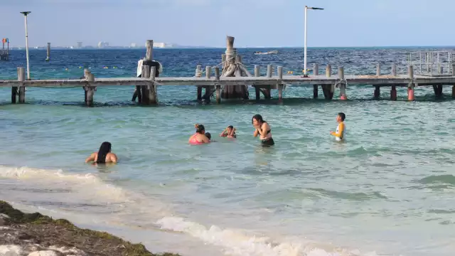 Autoridades de Protección Civil recomendaron evitar largos periodos bajo los rayos del sol, vestir ropa de colores claros, así como mantenerse hidratado