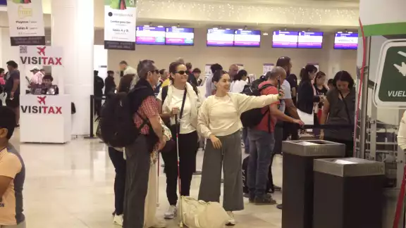 Previo a que abordara el avión, Evelyn Pimienta dijo estar muy emocionada por viajar a Oaxaca para la boda de su hija Previo a que abordara el avión, Evelyn Pimienta dijo estar muy emocionada por viajar a Oaxaca para la boda de su hija