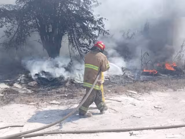 Las altas temperaturas han provocado incendios en carreteras, terrenos y el basurero de Isla Aguada, según Protección Civil