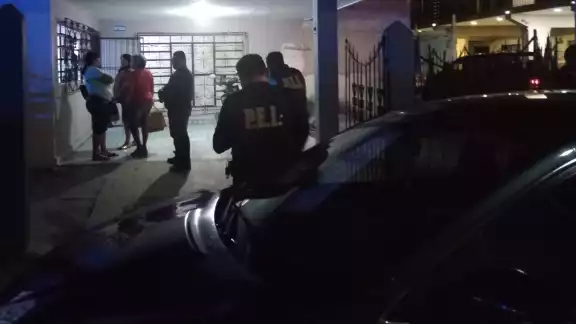 Elementos policiacos acudieron al domicilio para atender el llamado de auxilio. Elementos policiacos acudieron al domicilio para atender el llamado de auxilio.