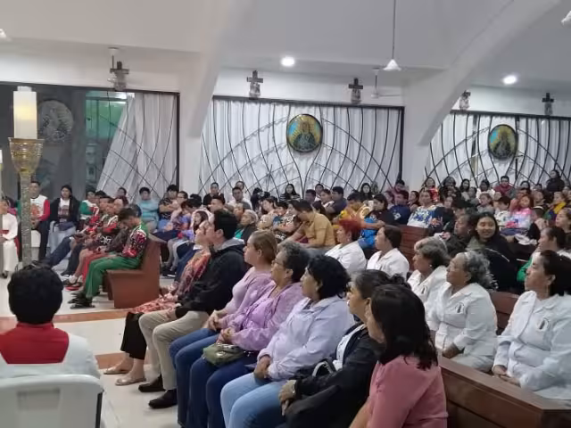 Feligreses en Isla Mujeres cantan mañanitas a la Virgen.