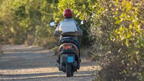 Un hombre fue captado transportando una jaula en donde aparentemente capturó aves