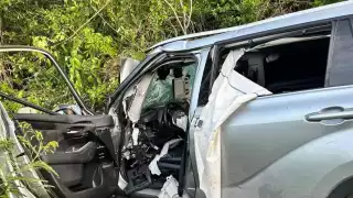 El accidente se registró a la altura del hotel Nickelodeon Riviera Maya, la camioneta Sprinter de la empresa Lipu quedó volcada 