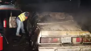 Incendio de vehículo abandonado moviliza a bomberos en "La Playa", Champotón