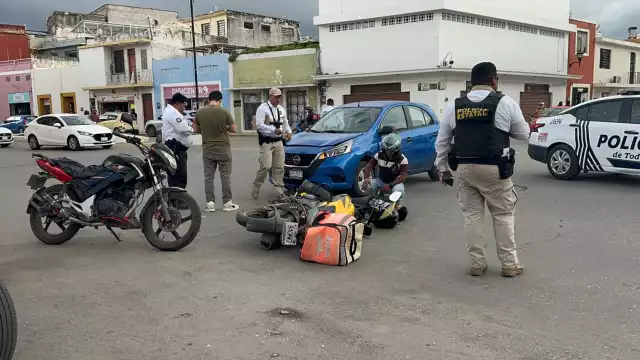 Un accidente en el cruce de la calle 49 con 8 en Campeche dejó a un motociclista lesionado.