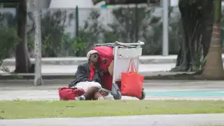 “Vivo de la comida que me regalan": Laure, la turista estadounidense, cuenta cómo sobrevive en el aeropuerto de Cancún desde hace seis meses 